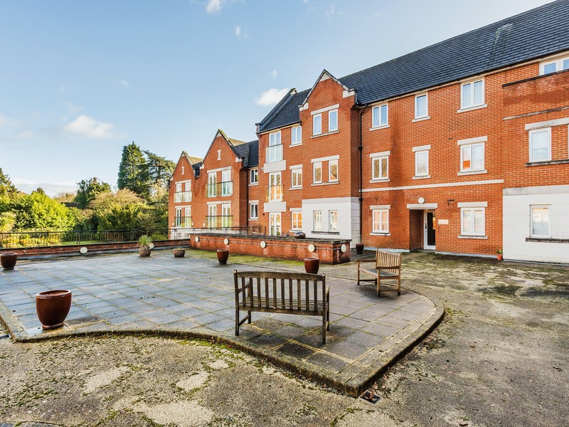 2 Bed Apartment To Rent in Horsham